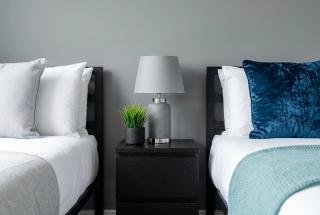 Modern City Centre Apartment - Free Parking Sleeps 7 - 4