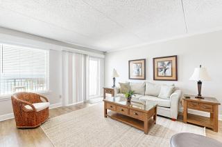 Comfortable beachfront condo with beach setup - quick drive to dining - 9