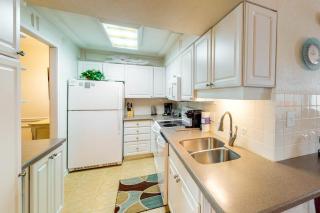 Great beachfront condo pool & tennis courts - quick drive to dining - 4