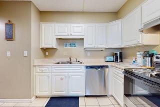 Cozy beachfront condo with beach setup - near shopping - 3