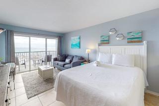 Cozy beachfront condo beach setup included pool quick drive to dining - 0