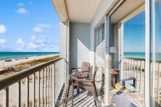 Fourth floor oceanfront studio w ocean views pool access central AC and WiFi - 8