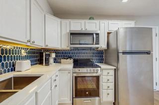 Fourth floor oceanfront studio w ocean views pool access central AC and WiFi - 2