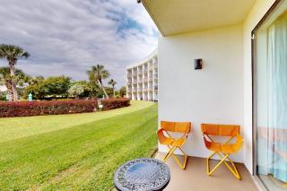 Serene studio with garden-level patio central AC waterfront pool & marina - 9