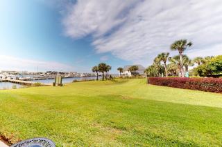 Serene studio with garden-level patio central AC waterfront pool & marina - 9