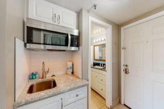 Serene studio with garden-level patio central AC waterfront pool & marina - 2