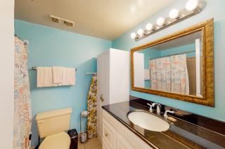Serene studio with garden-level patio central AC waterfront pool & marina - 1