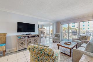Second floor bright oceanfront condo w ocean view pool access - 6