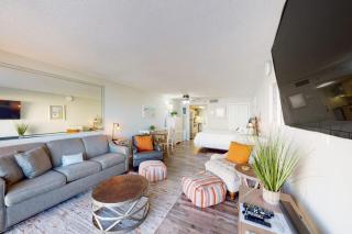 Fourth floor cozy oceanfront condo w pool access ocean view - 0