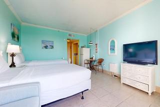 Second-floor sound-front studio with pool & washer&dryer - 3