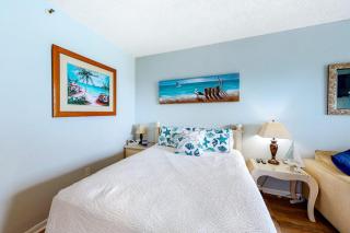 Perfect studio gem with pool fast WiFi sound view & kitchenette - 9