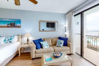 Perfect studio gem with pool fast WiFi sound view & kitchenette - 4