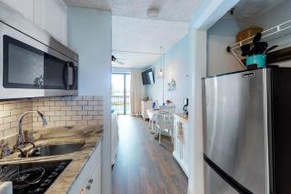 Perfect studio gem with pool fast WiFi sound view & kitchenette - 1
