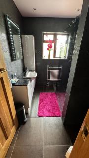 A deluxe double room with ensuite shower bath room or a Cosy double room and private shower room just a 2 minute walk to Train station - 2