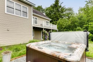 White Mountains Group Getaway w/ Private Hot Tub - 8