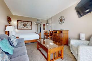 Cozy waterfront condo with central AC beach access on-site pool - 7