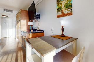 Cozy studio condo with water views pools & amazing location - 2