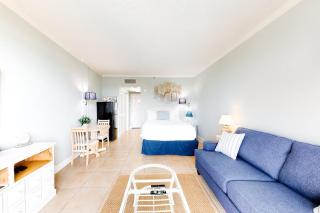 Cozy coastal efficiency with kitchenette balcony with sound views & pool - 9