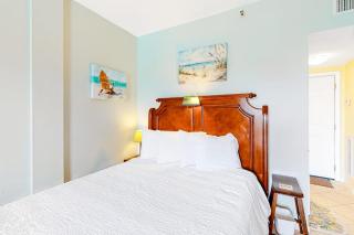 Second-floor studio with pool high-speed WiFi kitchenette & central AC - 4