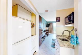 Second-floor studio with pool high-speed WiFi kitchenette & central AC - 1
