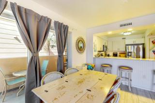 Beachfront Condo gorgeous views shared pool and beach access - 4