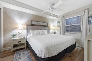 Stylish beach getaway with shared pool private balcony gulf views & fast WiFi - 4