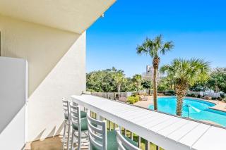 Bright second-floor studio with high-speed WiFi & pool view - walk to the bay - 9