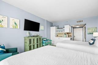 Bright second-floor studio with high-speed WiFi & pool view - walk to the bay - 7