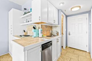 Bright second-floor studio with high-speed WiFi & pool view - walk to the bay - 5