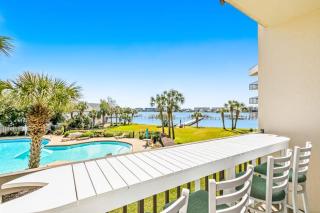 Bright second-floor studio with high-speed WiFi & pool view - walk to the bay - 1
