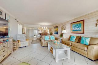 Enjoy the Pool or Relax on the Beach w 4 Seasonal Beach Chairs & 2 Umbrellas - 9