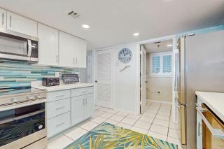 Enjoy the Pool or Relax on the Beach w 4 Seasonal Beach Chairs & 2 Umbrellas - 4
