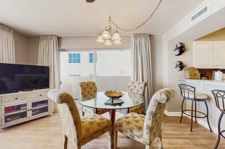 5th Floor Condo w Steps From The Gulf Restaurants Minutes Away - 5