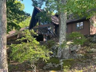 Pocono Waterfront Escape - Holiday Home - 9