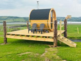 The Lazy Llama Farm Stay Shepherd Hut - 8