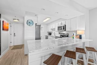 Sunny beachfront condo with shared pool free WiFi & Gulf views - 6