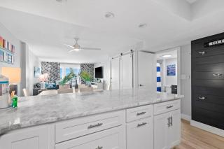 Sunny beachfront condo with shared pool free WiFi & Gulf views - 2