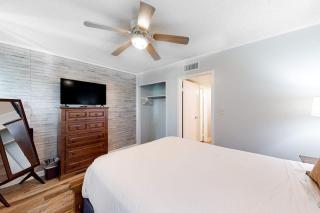 Waterfront condo with pool central AC washer&dryer and WiFi - 1