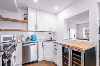 Renovated Condo - 2-Car Parking + Monument Views - 4
