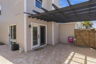 Sugar Reef Cottage-unit 1 - Gorgeous coastal townhome with washer&dryer close to beach & dog-friendly - 1
