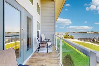 Amazing bay-front townhome - walk to beach - pool W&D & central AC - 9