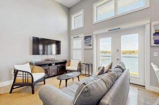 Amazing bay-front townhome - walk to beach - pool W&D & central AC - 6