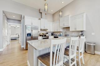Amazing bay-front townhome - walk to beach - pool W&D & central AC - 2