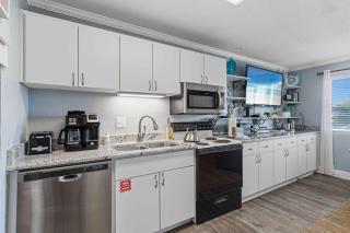 Cozy coastal condo with shared pool beach access Wifi Washer and Dryer - 1