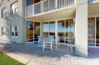 Spacious Ground Floor Condo Steps To Beach Seasonal Beach Chairs & Umbrella - 8