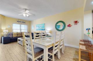 Spacious Ground Floor Condo Steps To Beach Seasonal Beach Chairs & Umbrella - 5