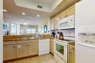 Spacious Ground Floor Condo Steps To Beach Seasonal Beach Chairs & Umbrella - 3