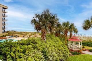 Comfortable and cozy beachfront condo w shared amenities - 8