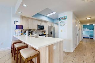 Comfortable and cozy beachfront condo w shared amenities - 4