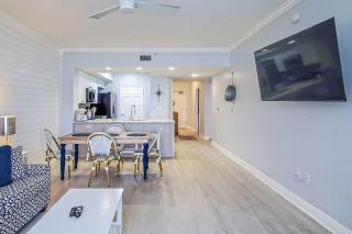 Exquisite 3rd floor beachfront condo shared pool and beach access - 9